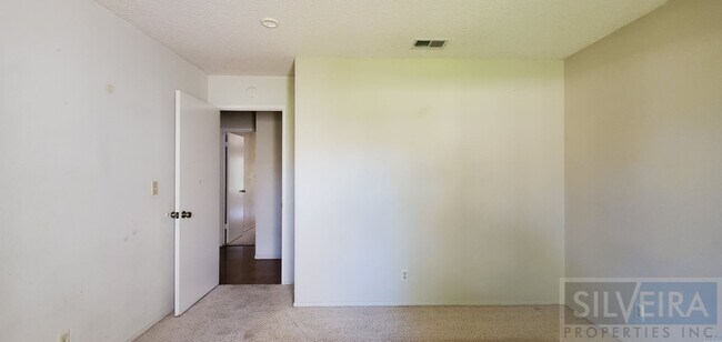 Building Photo - Cozy 2 bedroom 2 Bath home near Stowell and Broadway!