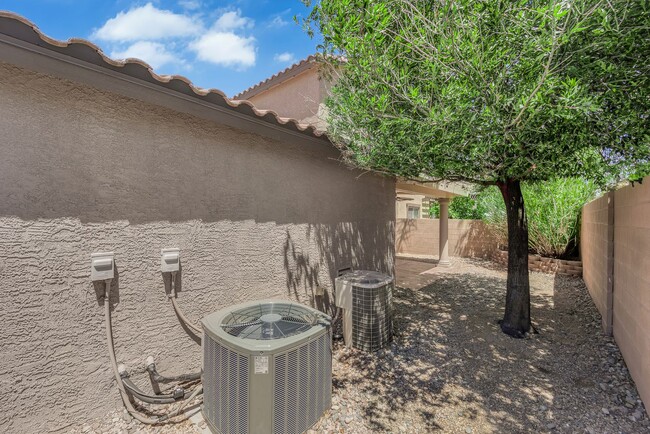 Building Photo - Beautiful Two bedroom 2 1/2 bath