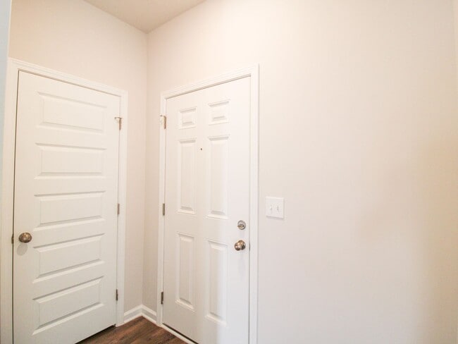 Building Photo - MOVE-IN Ready Home in New Market! $1,200 Rent Special!
