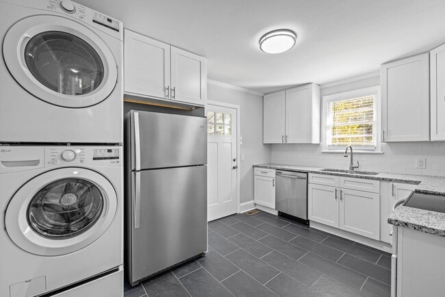 Building Photo - Available Early August! - Charming 2-Bedro...