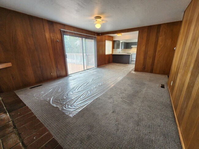 Building Photo - 221 - Steelhead Ave Duplex