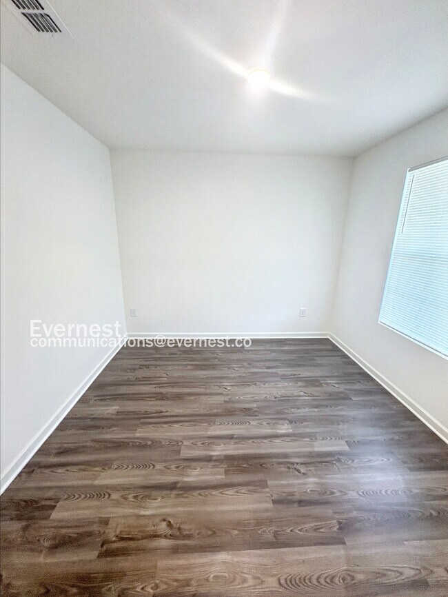 Building Photo - 107 Douglas Fir Dr
