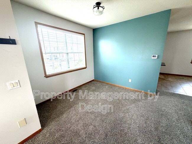 Building Photo - 1005 NE Kamies Ln
