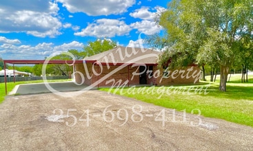 Building Photo - Country Living in Kempner!