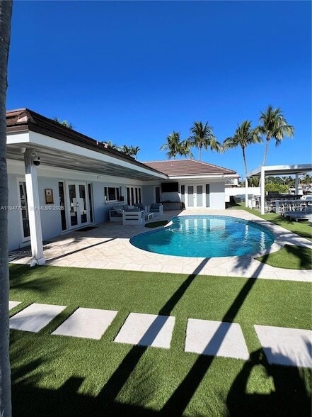 Building Photo - 5510 Bayview Dr