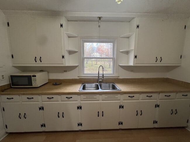 Building Photo - 215 Richmond Ave