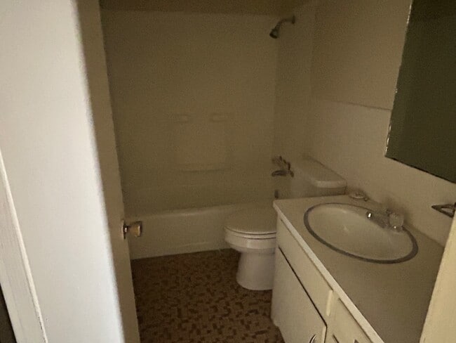 Building Photo - 1900 W 9th St