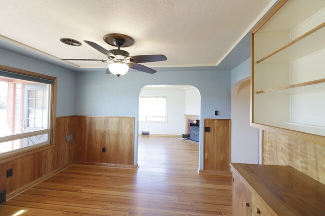 Building Photo - Charming 2 Bed / 1 Bath Home in Redmond!