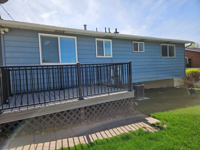 Building Photo - Beautiful 3 Bed/3 Bath Home