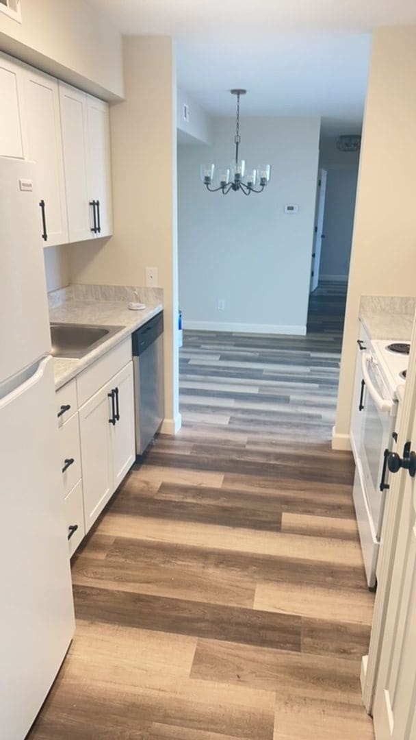 Building Photo - Fun and Stylish Living at Madison Manor! Top-Floor Condo with Vaulted Ceilings and Skylights