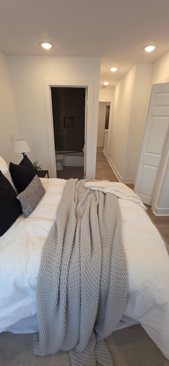 Building Photo - 532 N Belnord Ave