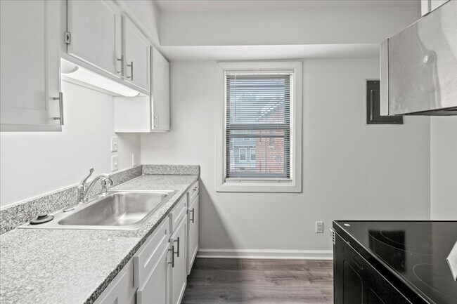 Building Photo - 306-306 E 19th St