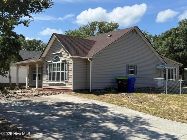 Building Photo - 1308 E Oak Island Dr
