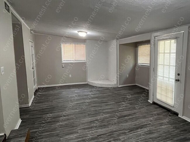 Building Photo - 126 E Santa Clair St
