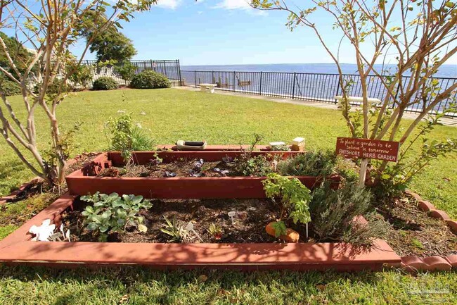 Building Photo - 825 Bayshore Dr