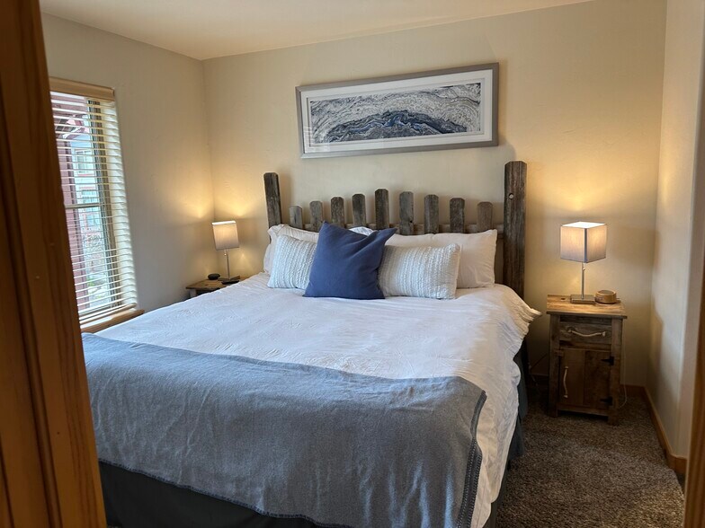 Building Photo - 424 Wolf Park Ln