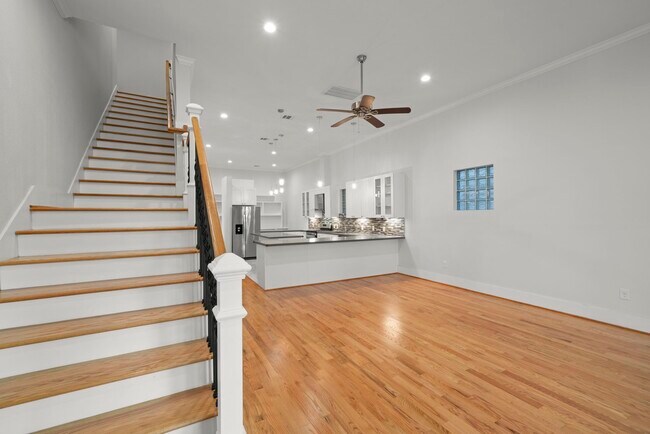 Building Photo - 206 Burr St