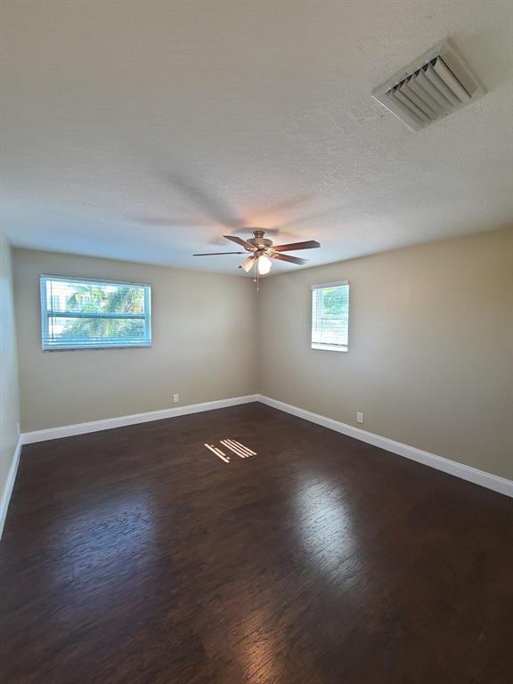 Building Photo - 3201 Bayview Dr