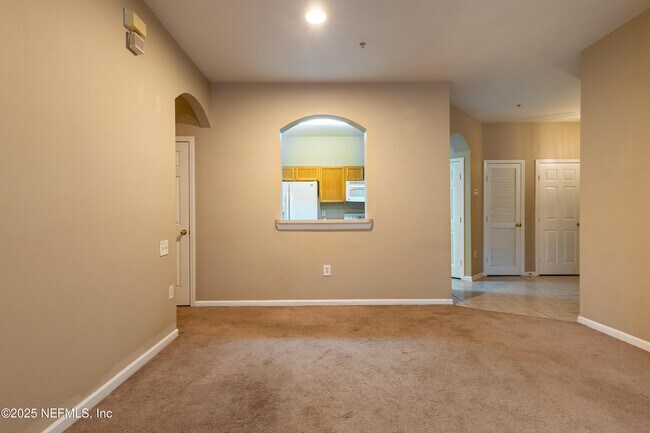 Building Photo - 10550 Baymeadows Rd