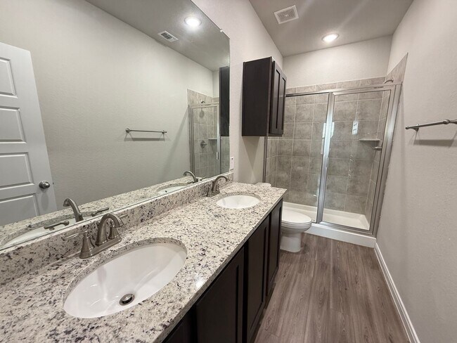 Building Photo - 3bd 2ba Prime Location