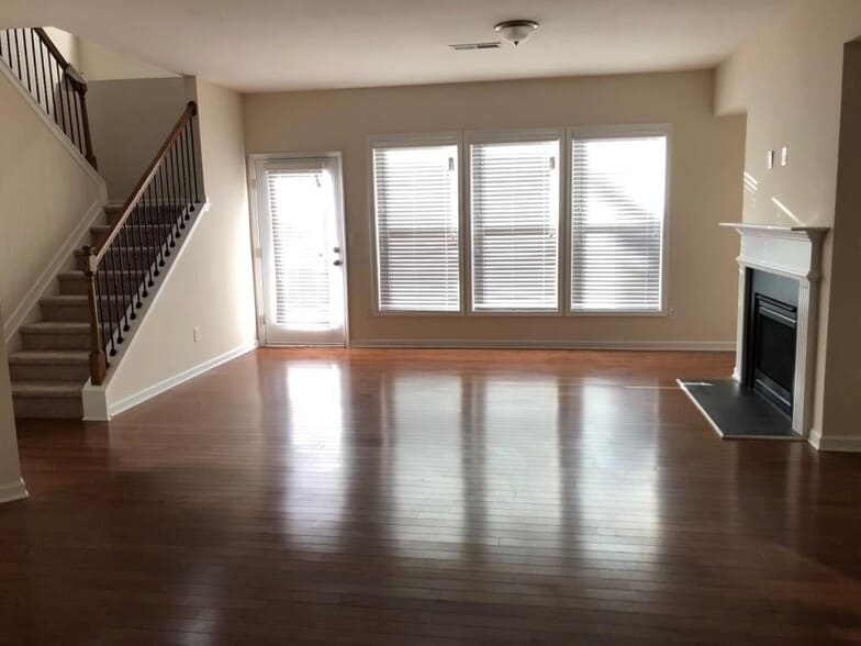 Building Photo - 2100 Greencrest Cir