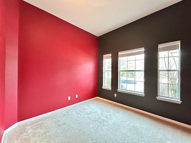 Building Photo - Warm & Cozy 3 Bed / 2 Bath Home with Fenced Yard and 2-Car Garage