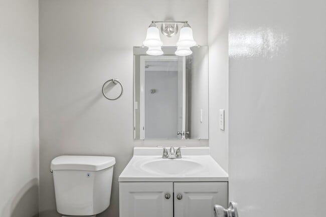 Building Photo - Updated 2-bedroom, 2.5-bath property Greensboro!