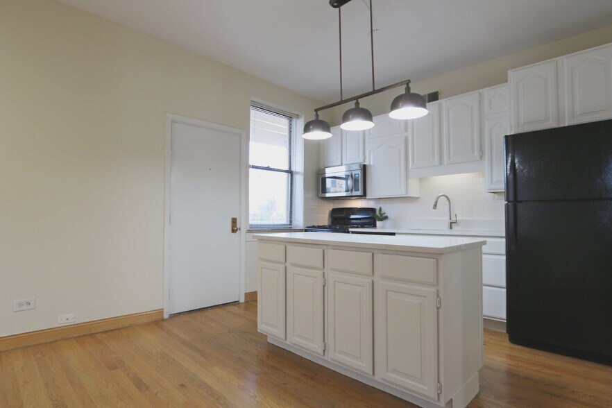 Building Photo - 918 W Buena Ave