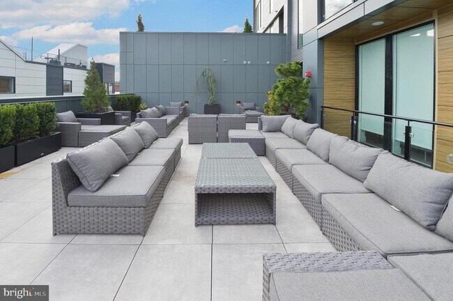 Building Photo - 236 W Thompson St