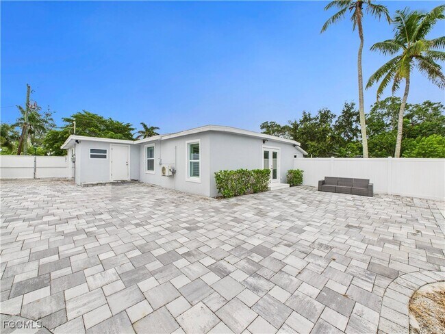 Building Photo - 567 13th St N