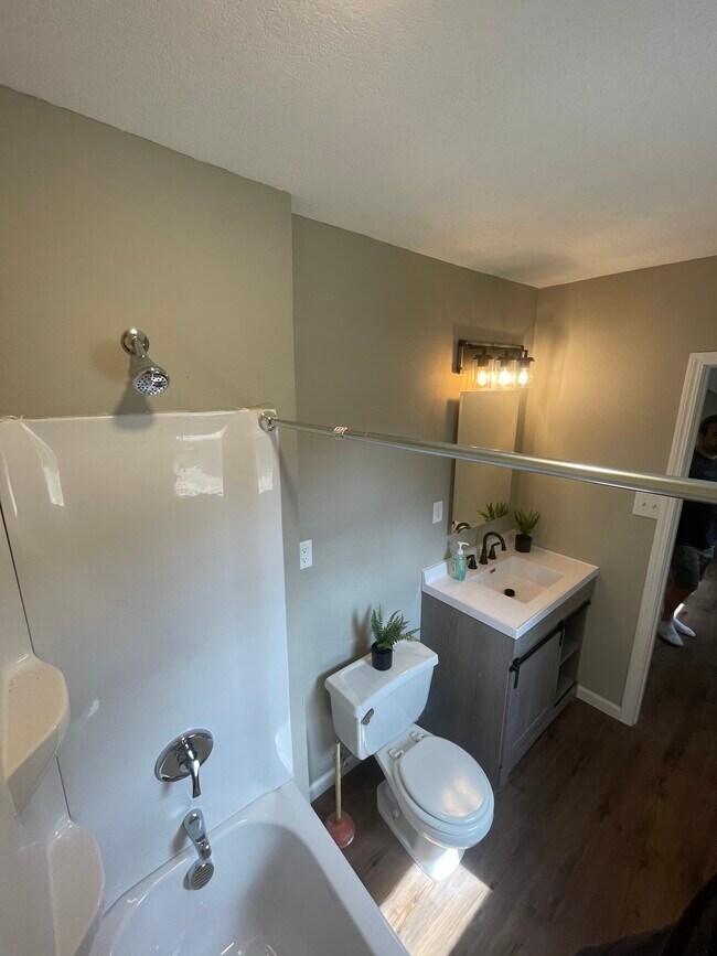 Building Photo - 1530 E 14th St