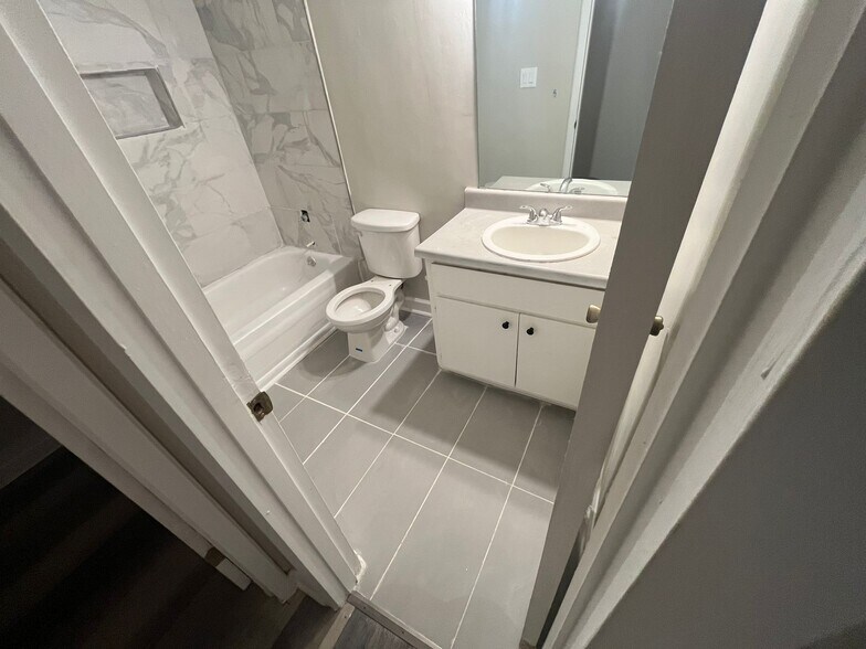 Building Photo - 3575 Oakvale Rd