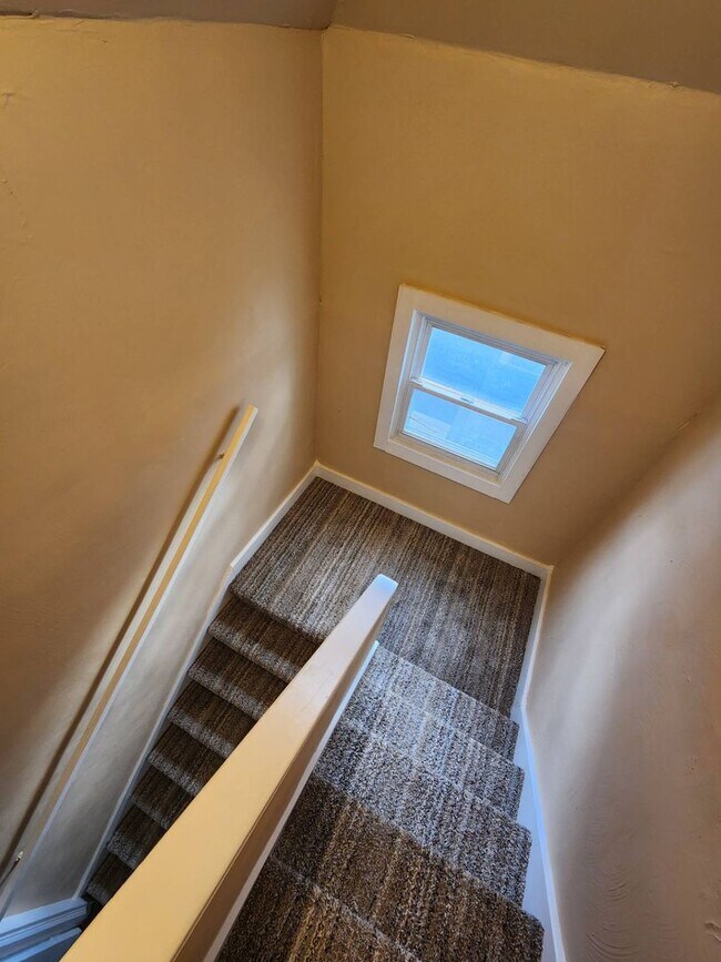 Building Photo - Charming 4-Bedroom Property in Prime Location