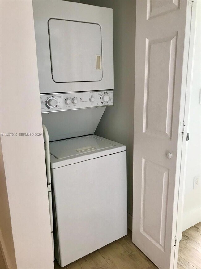 Building Photo - 1723 SW 2nd Ave