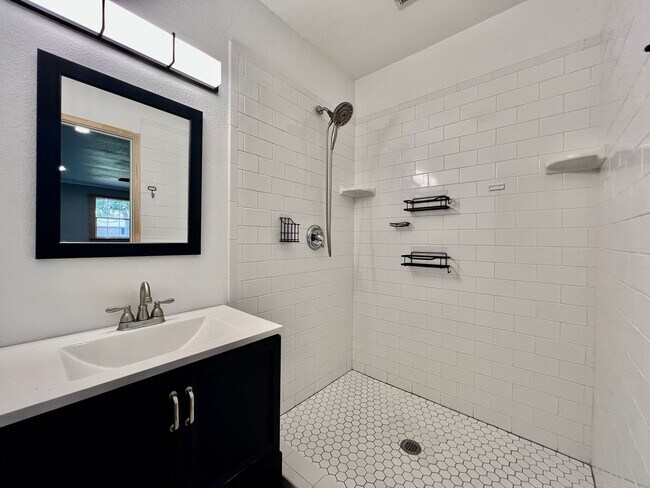 Building Photo - Cute Country Charmer!