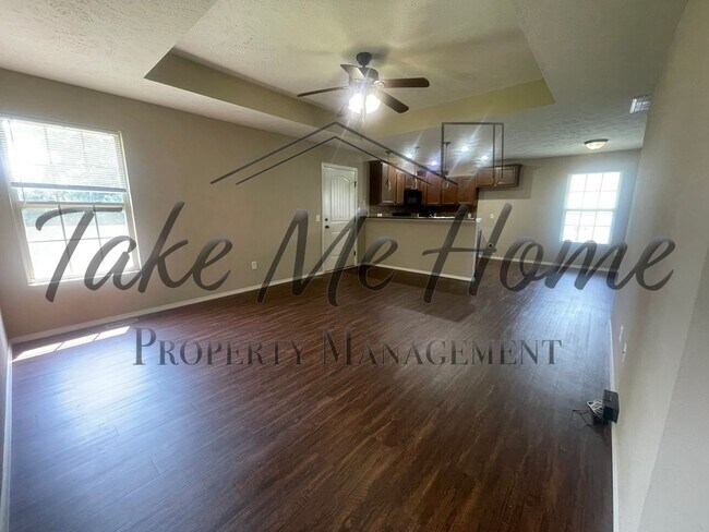 Building Photo - 3 Bedroom in Ozark!