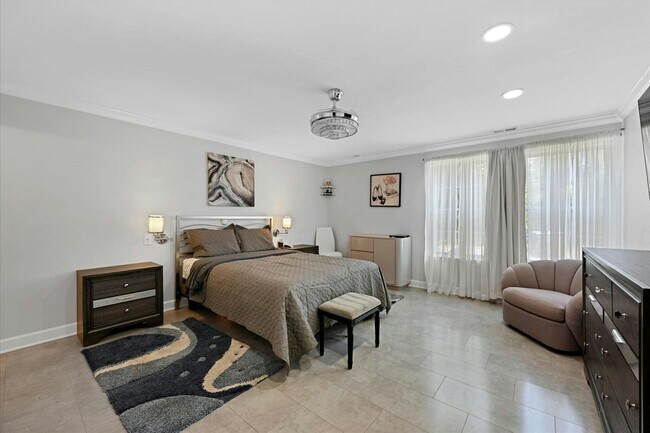 Building Photo - 10 Fourwood Ct