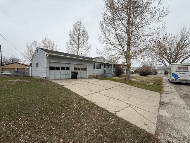 Building Photo - 4 Bedroom 2 Bathroom Home on Large Corner Lot with 2 Car Attached Garage In Great Neighborhood In...