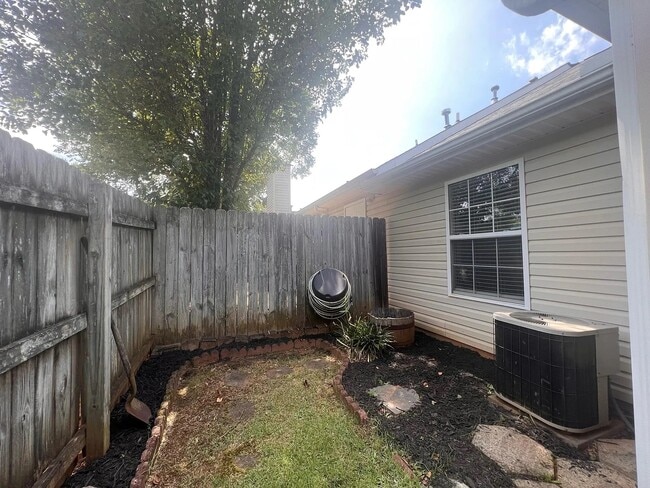 Building Photo - 105 Woodglen Dr