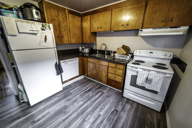 10'x10' kitchen with Luxury Vinyl Plank floors - 729 Pecks Dr