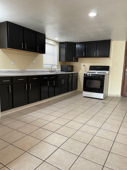 Kitchen Eat In - 6125 S Kilpatrick Ave