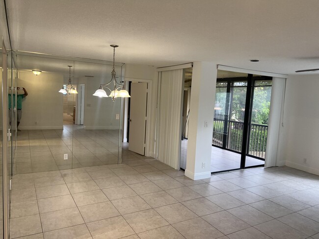 Building Photo - 2602 Carambola Cir S