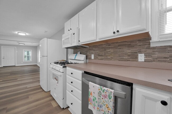 Building Photo - Spacious 4 Bedroom Single Family Home – Fe...