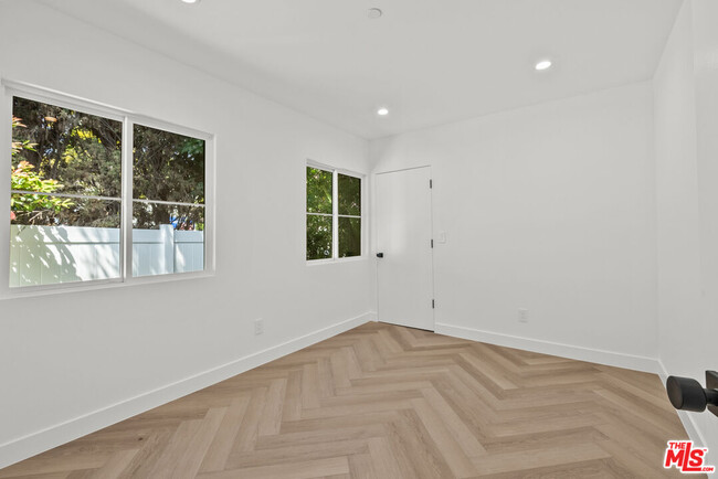 Building Photo - 847 Huntley Dr