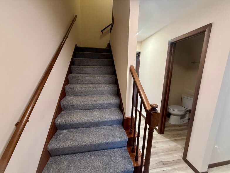 stairs to the 2 floor - 7217 Park Shores Ct