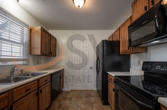 Building Photo - *ONE MONTH FREE* Cozy 1BR, 1BA End Unit Townhome In North Durham