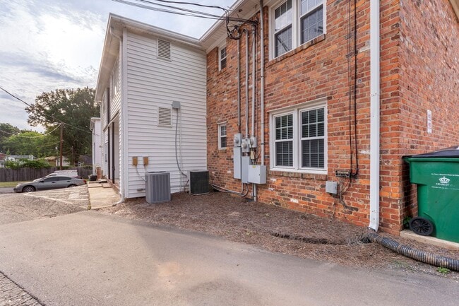 Building Photo - 918 McAlway Rd