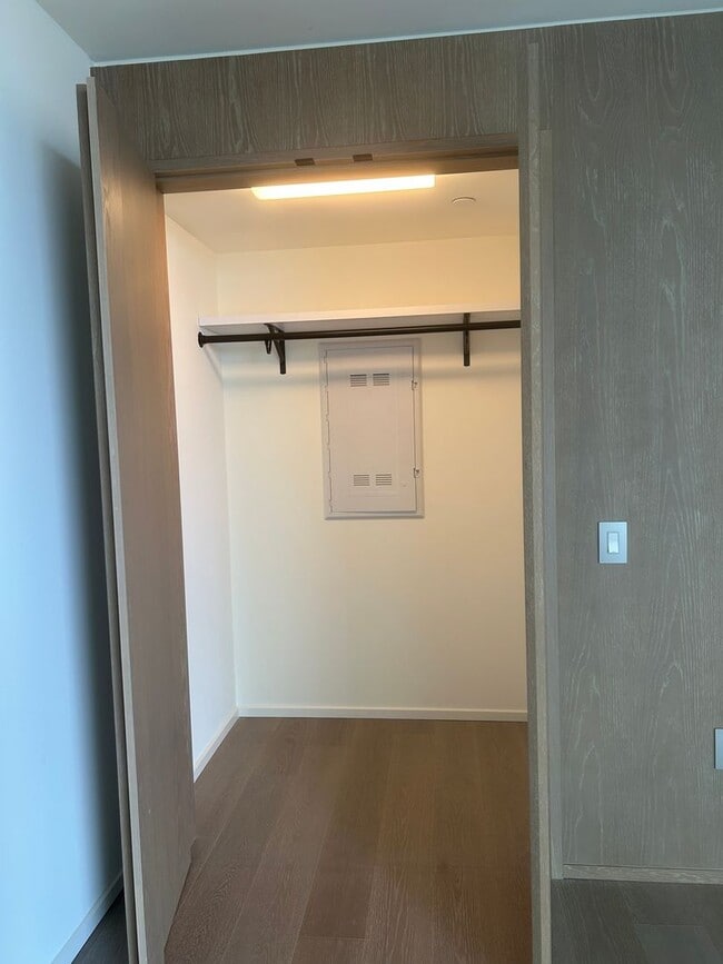Building Photo - Luxury Unfurnished Studio with 1 Parking