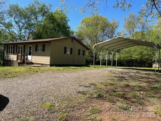 Building Photo - 120 Amber Ln
