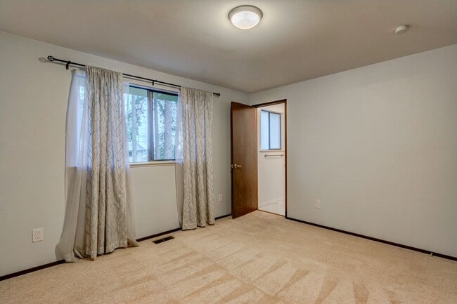Building Photo - Spacious 4-Bedroom Home with Modern Upgrad...